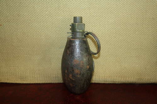 A WW1 BRITISH NO34 GRANADE DATED 1917.