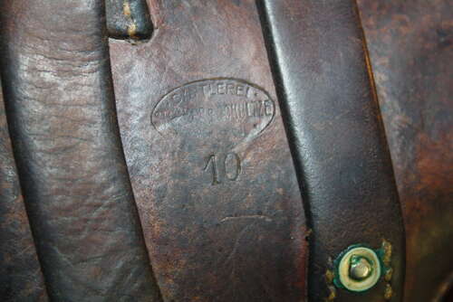 A VERY GOOD EARLY SWISS LUGER HOLSTER. UNUSUAL SPARE MAG ON TOP.