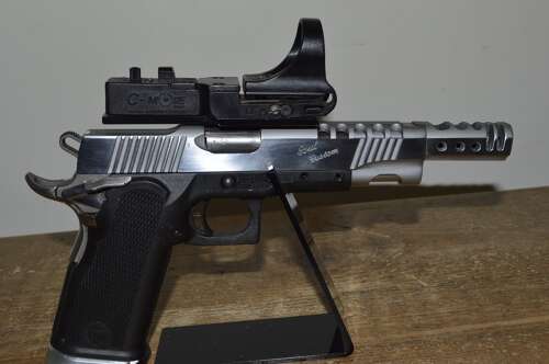 A CASED 9MM PARA BUL CUSTOM M5 RACE GUN. WITH 3 SPARE MAGS.