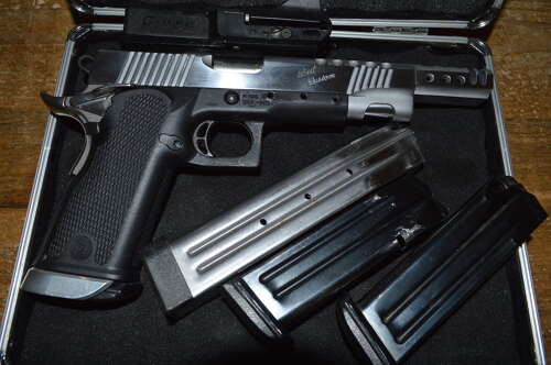 A CASED 9MM PARA BUL CUSTOM M5 RACE GUN. WITH 3 SPARE MAGS.