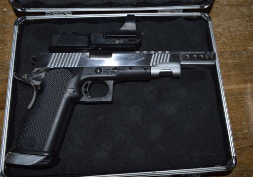 A CASED 9MM PARA BUL CUSTOM M5 RACE GUN. WITH 3 SPARE MAGS.