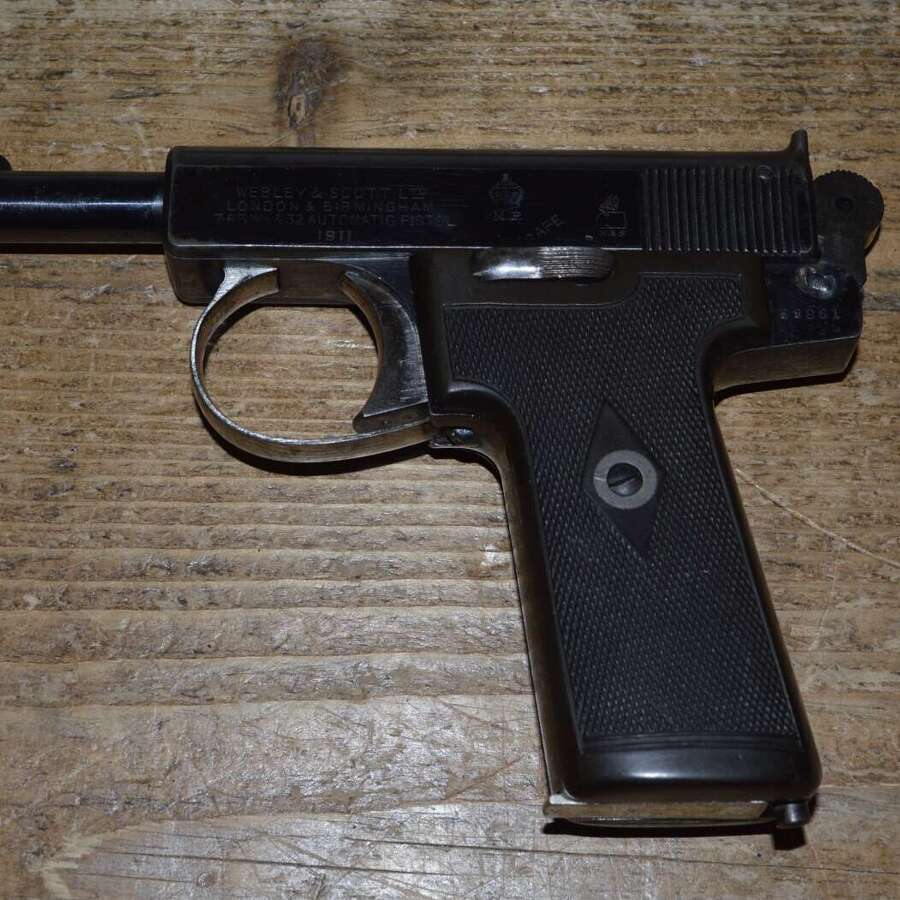 A GOOD .32 ACP WEBLEY 1911 METROPOLITAN POLICE PISTOL. POLICE STAMPED.