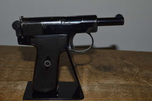 A GOOD .32 ACP WEBLEY 1911 METROPOLITAN POLICE PISTOL. POLICE STAMPED.