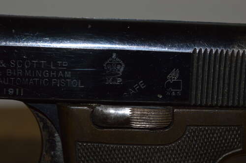 A GOOD .32 ACP WEBLEY 1911 METROPOLITAN POLICE PISTOL. POLICE STAMPED.