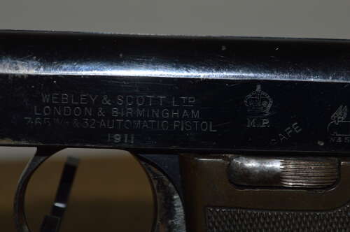 A GOOD .32 ACP WEBLEY 1911 METROPOLITAN POLICE PISTOL. POLICE STAMPED.