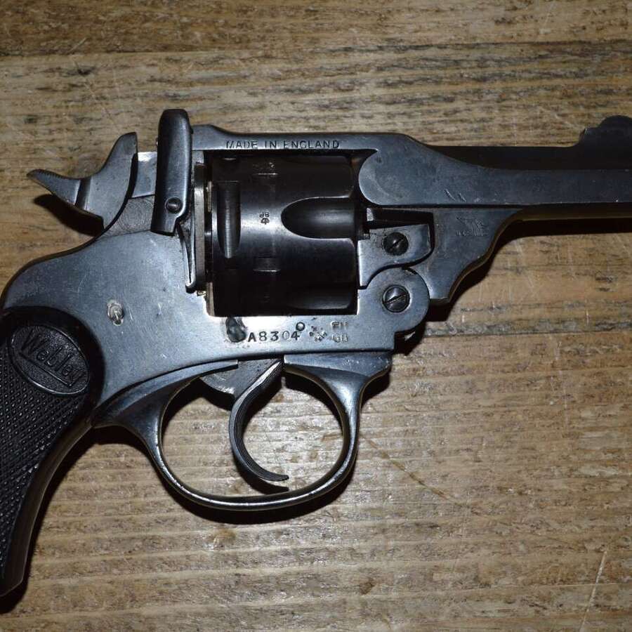 A WEBLEY .32 REVOLVER MK1V 3" BRL. CLEAR CYLINDER MOVE AROUND EU SPEC.