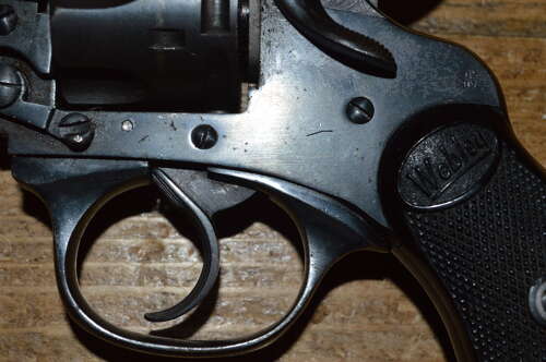 A WEBLEY .32 REVOLVER MK1V 3