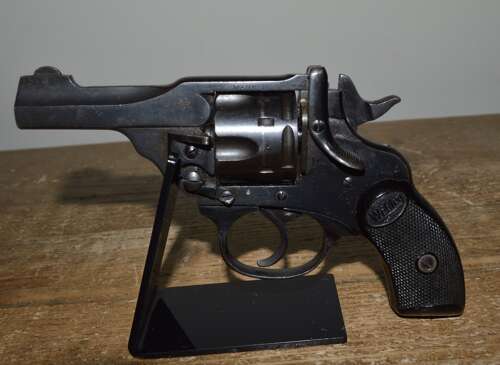 A WEBLEY .32 REVOLVER MK1V 3