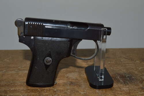 A EU DEACTIVATED 6.35 WEBLEY AND SCOTT SEMI AUTO PISTOL.