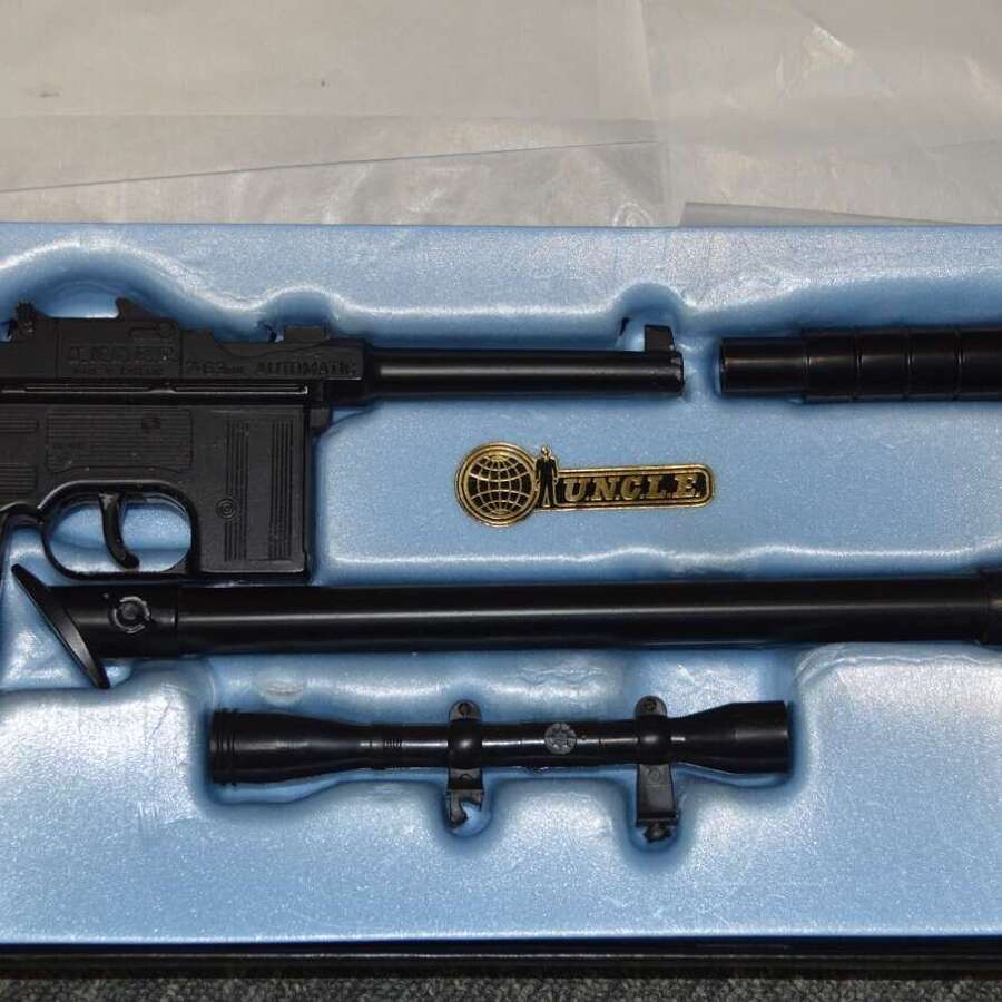 LONE STAR MAN FROM UNCLE ATTACHE CASE. WITH BROOM HANDLE SCOPE SILENCER ETC.