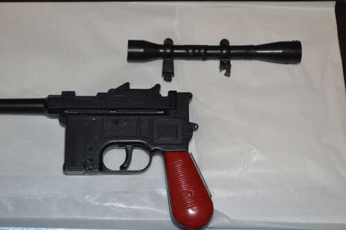 LONE STAR MAN FROM UNCLE ATTACHE CASE. WITH BROOM HANDLE SCOPE SILENCER ETC.