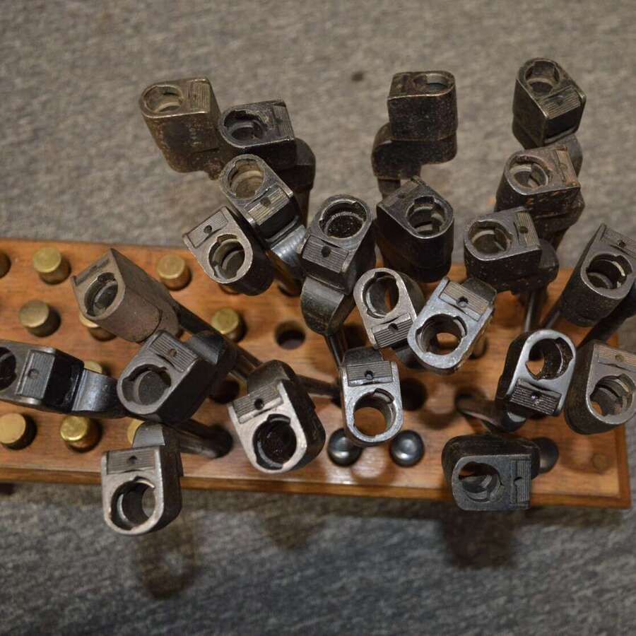 A MIXED LOT OF WW2 NO4 RIFLE BAYONETS. PRICED INDIVIDUALLY