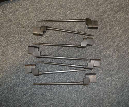 A MIXED LOT OF WW2 NO4 RIFLE BAYONETS. PRICED INDIVIDUALLY