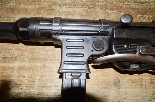 A 1942 DATED MP40 NEW SPEC DEACT . ALL MOVING PARTS NO DRY FIRE.