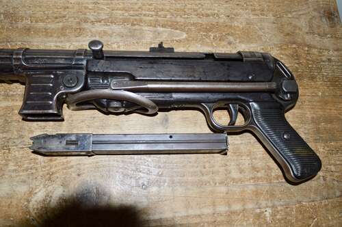A 1942 DATED MP40 NEW SPEC DEACT . ALL MOVING PARTS NO DRY FIRE.