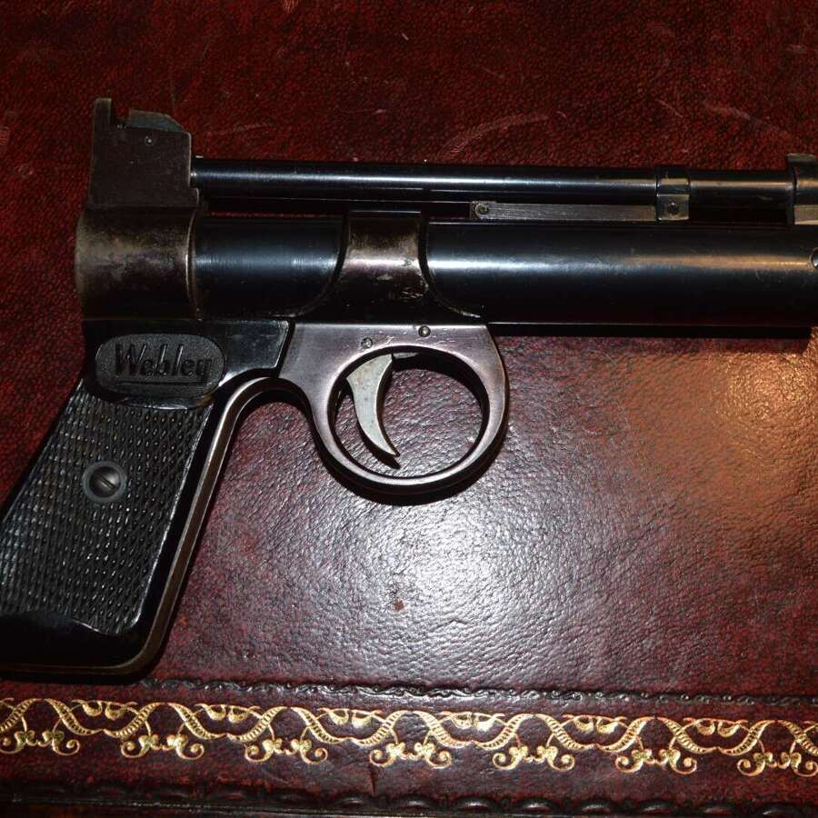 A VERY GOOD WEBLEY JUNIOR .177 AIR PISTOL.