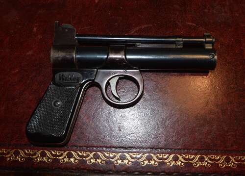A VERY GOOD WEBLEY JUNIOR .177 AIR PISTOL.