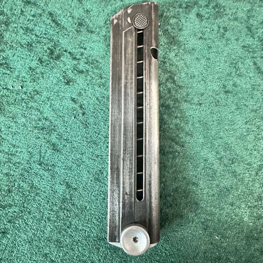 A original ww2 German luger mag . Aluminium base .