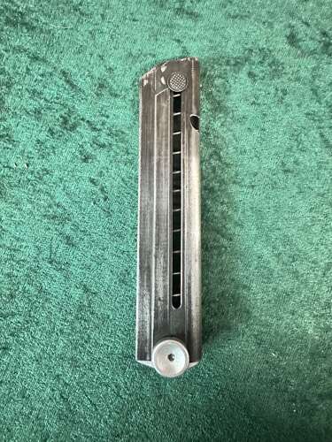 A original ww2 German luger mag . Aluminium base .